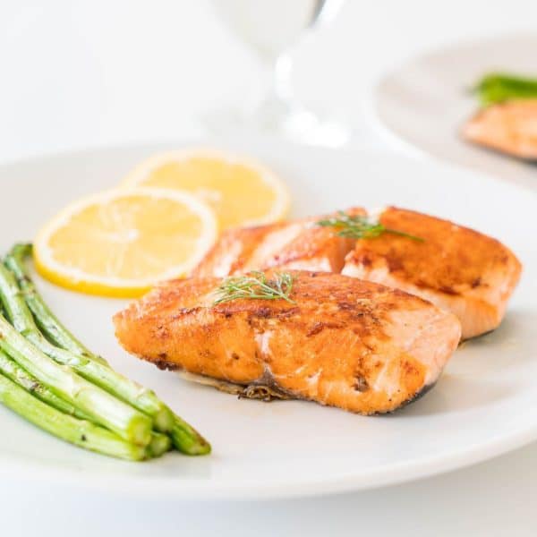 Salmón con rodajas de limón y ajo en la airfryer