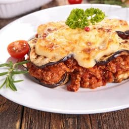 Airfryer'da kıymalı soslu ve patlıcanlı klasik musakka