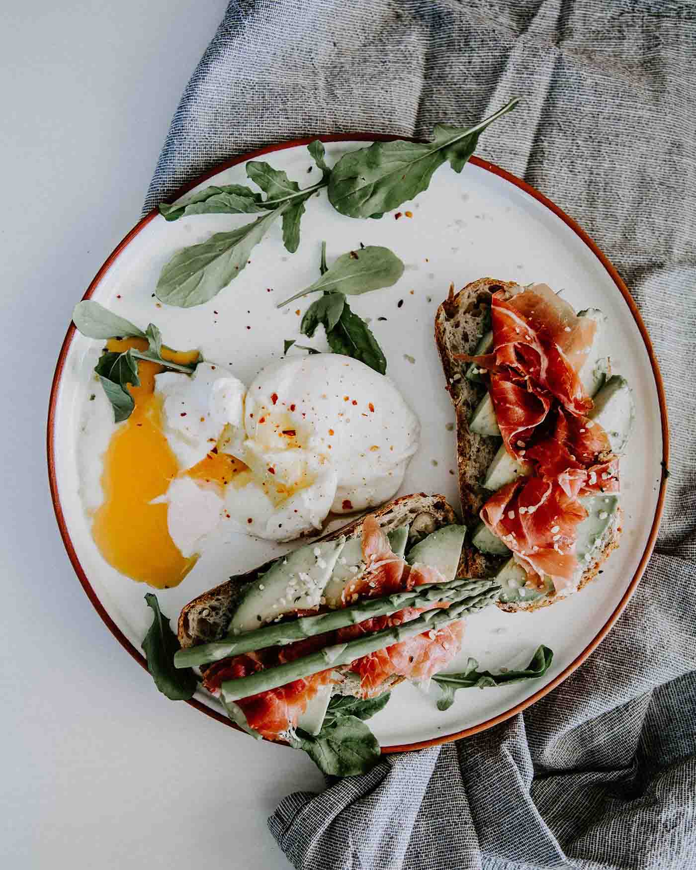 Airfryer Avocado bruschetta med parmaskinke og posjert egg