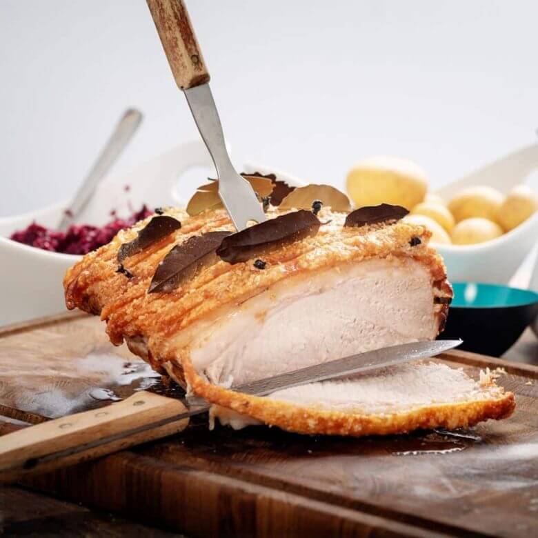 Schweinebraten mit knuspriger Kruste, Rotkohl und Karamellkartoffeln