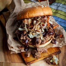 Hamburguesa de carne de res deshebrada y jugosa