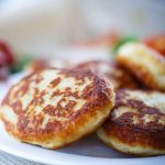 Chiftele de pește aurii cu sos remoulade și pâine de secară
