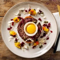 Pariserbiff med kapers, rødløk og eggeplomme fra airfryer