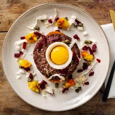 Pariser Steak mit Kapern, Rotzwiebeln und Eigelb aus dem Airfryer