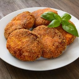 Panerade köttfärsbiffar med gröna ärter från airfryer