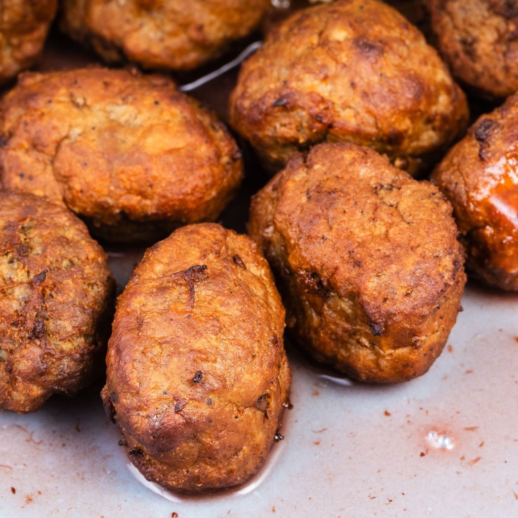 Saftige Frikadellen mit Bratensoße und kleinen Kartoffeln aus dem Airfryer