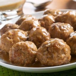 Saftiga frikadeller med brun sås och små potatisar från airfryer
