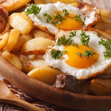 Danish biksemad hash with fried egg and béarnaise sauce from the air fryer