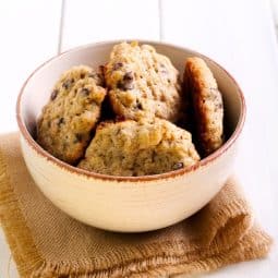 Miękkie ciastka bananowo-owsiane z kawałkami czekolady