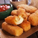 Rapeat mozzarellatikut airfryerista