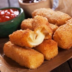 Airfryer'da çıtır mozzarella çubukları