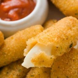 Chrupiące paluszki mozzarella z roztopionym serem z airfryera