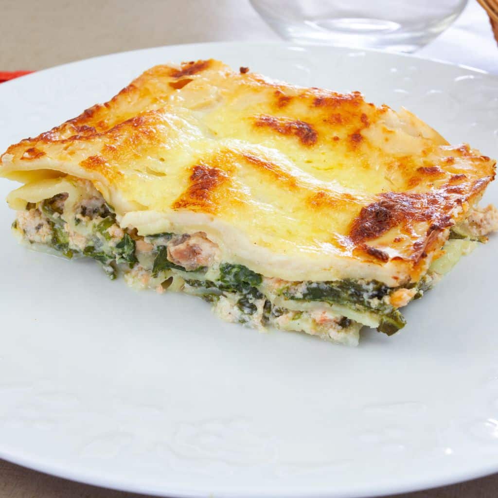 Lakselasagne lavet med spinat og hvidløg i en airfryer.