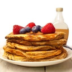 Puszyste amerykańskie pancakes ułożone w stosie z airfryera