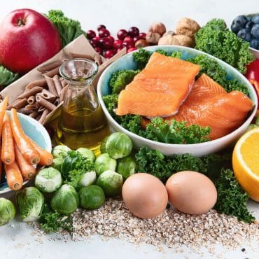 lax och grönsaker redo att tillagas i en airfryer