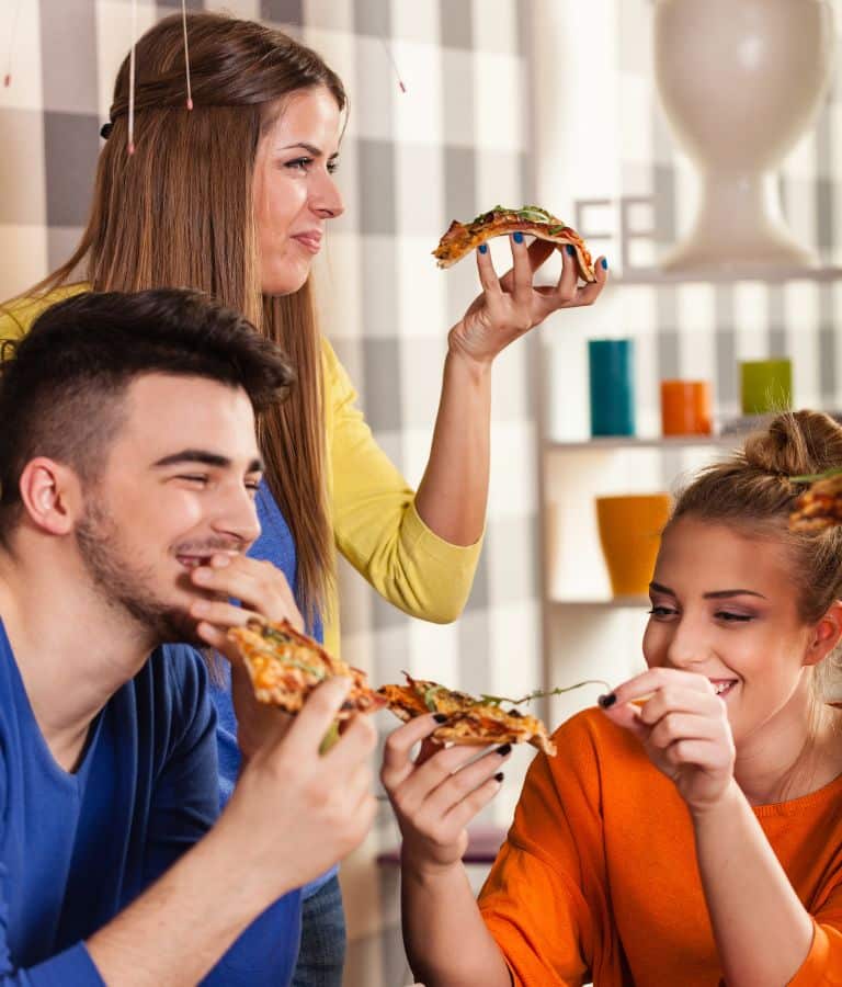 Vi spiser pizza som er lavet i en airfryer mine to veninder og jeg som mand