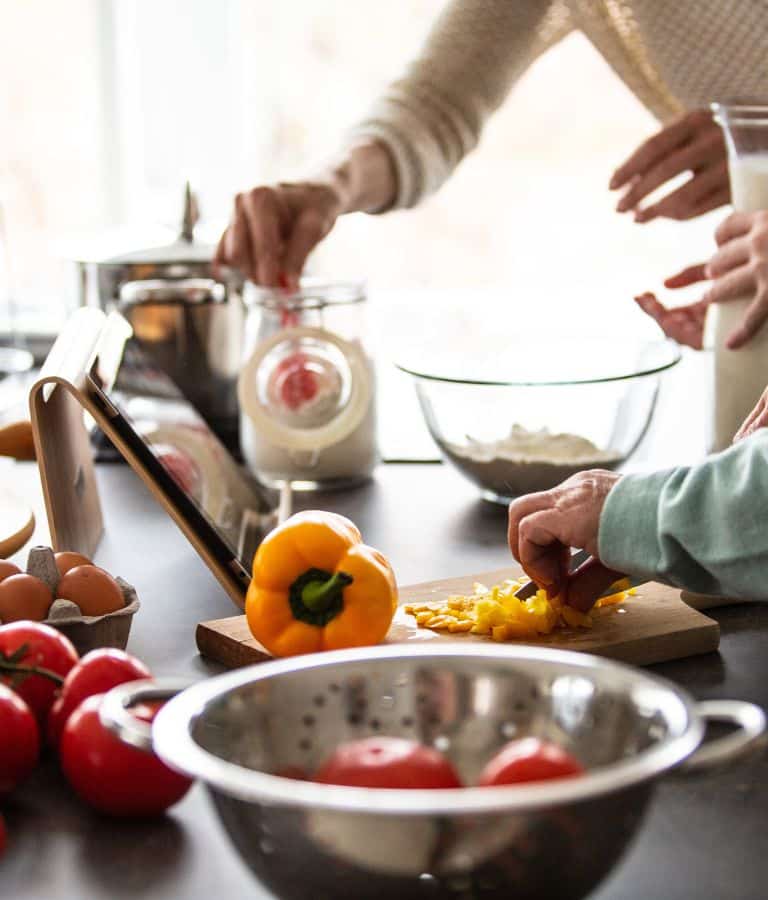 Vi laver sammen en pizza som tilberedes i en airfryer med forskellige gørnsager