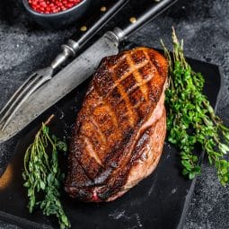 Pechuga de pato jugosa con piel crujiente en airfryer