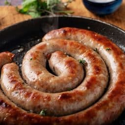 Sappige Deense varkensworst (medister) uit de airfryer