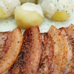 Sprø flesk med persillesaus fra airfryer