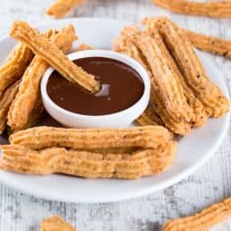 Knusprige Churros mit Schokoladensauce aus dem Airfryer