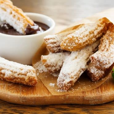 Tarçınlı şekerle kaplanmış çıtır altın renginde churros