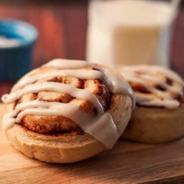Hjemmebagte kanelsnegle med rigeligt kanelfyld fra airfryer