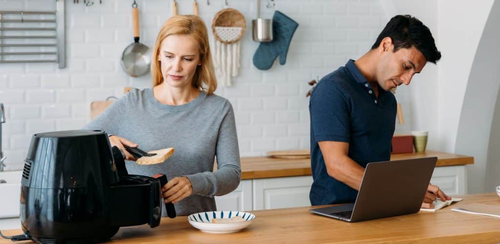 Airfryer mad tilberedes af en familie