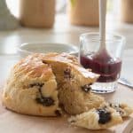 Czekoladowe scones podane w angielskiej tradycji