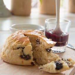 Scones cu ciocolată servite în stil englezesc