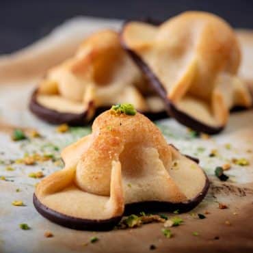 Napoleonshatter fra airfryer pyntet på bordet