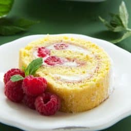 Frambozenrolade uit de airfryer geserveerd op een bord