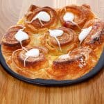Dagmartårta från airfryer serverad på bord