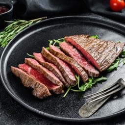 Airfryer'da mühürlenmiş, sulu flank biftek