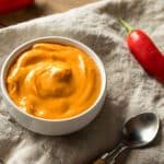 Hjemmelavet chilimayonnaise med skarpt chilipræg