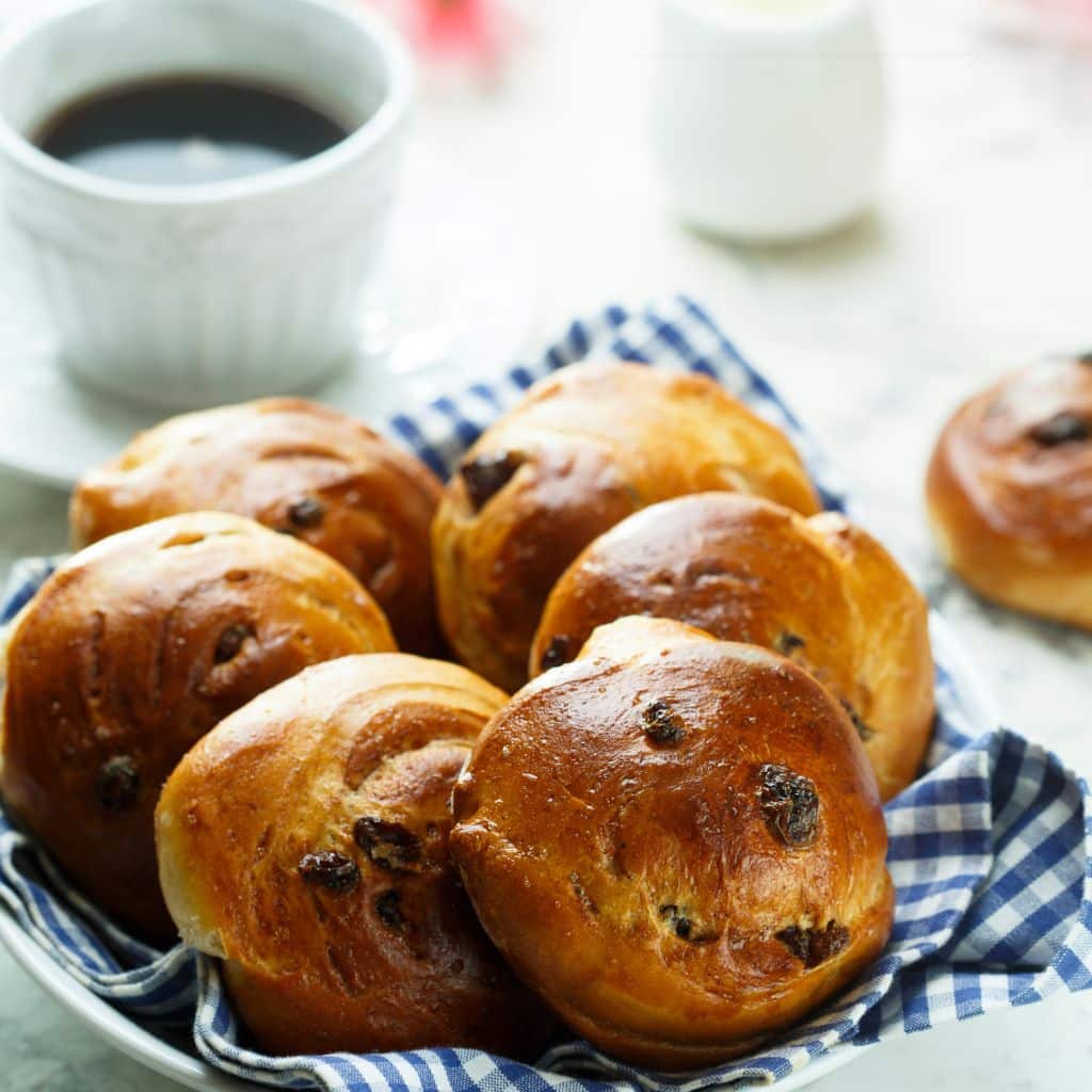 Rosinboller bagt i airfryer rosiner og boller sammen
