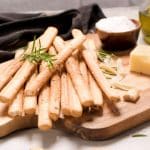Grissini aus dem Airfryer mit Käse Olivenöl und Kräutern