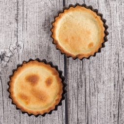 Cream tarts with vanilla custard in crisp shortcrust pastry