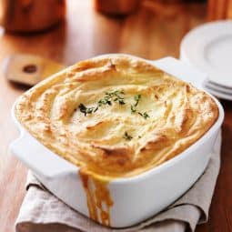 Shepherd's pie z mielonym mięsem i złocistym puree ziemniaczanym z airfryera