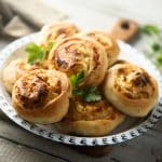 Airfryer'da çeşit çeşit peynirli rulo çörekler