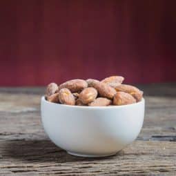 Amandes salées à l'airfryer servies en bol comme apéritif