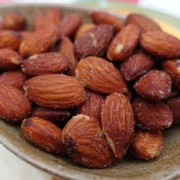 Geröstete Salzmandeln in einer Schale aus dem Airfryer