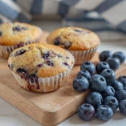 Muffin ai mirtilli soffici dall'airfryer con frutti di bosco freschi