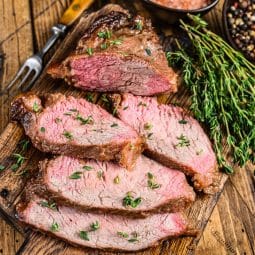 Pavé de bœuf épais de l'airfryer avec accompagnements