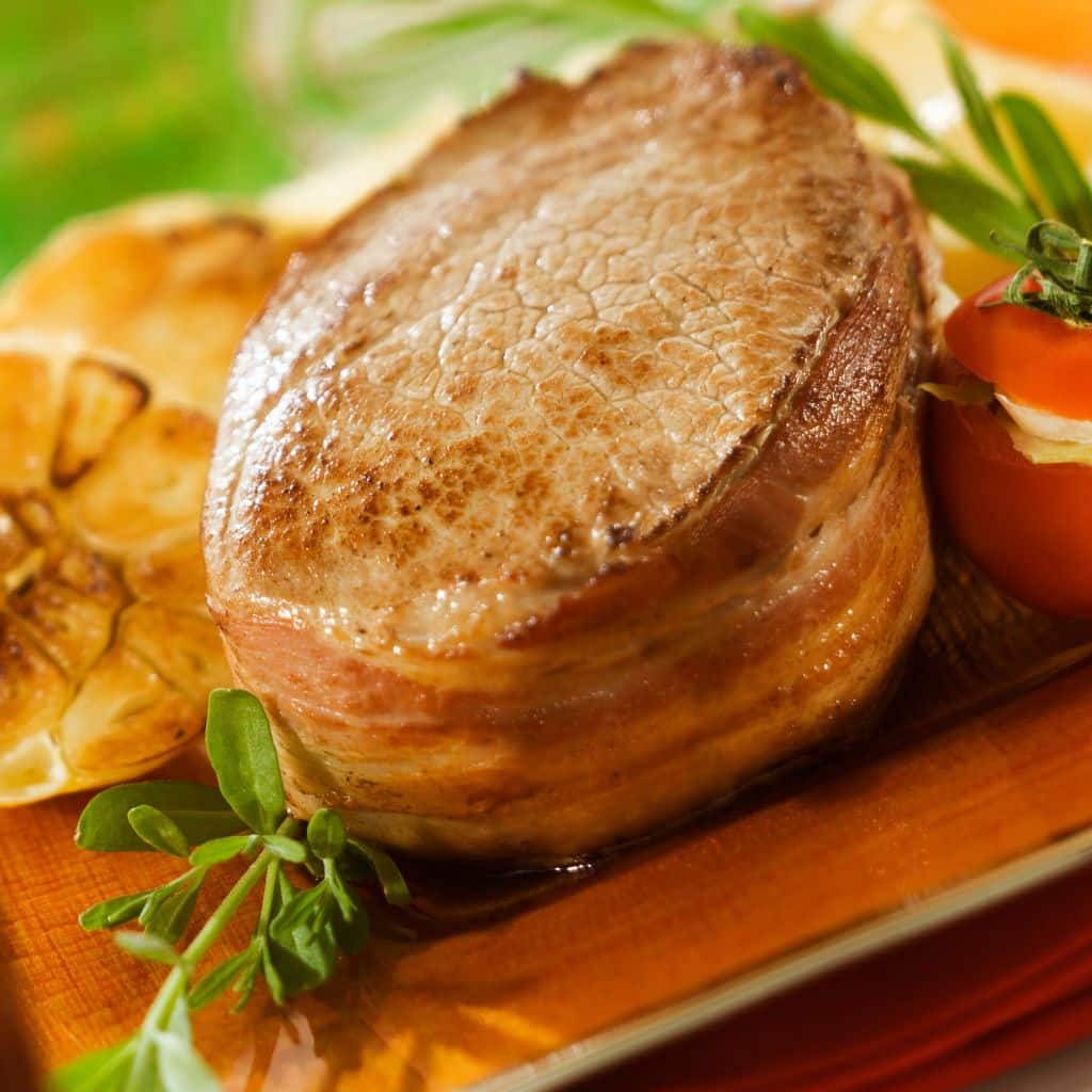 Tournedos oksekød i airfryer skåret fra enden af oksemørbrad, ofte tilberedt med bacon eller spæk