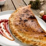 Zapiekana pizza w stylu calzone z airfryera