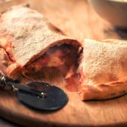 Gefüllte Pizza aus dem Airfryer, genannt UFO oder Calzone