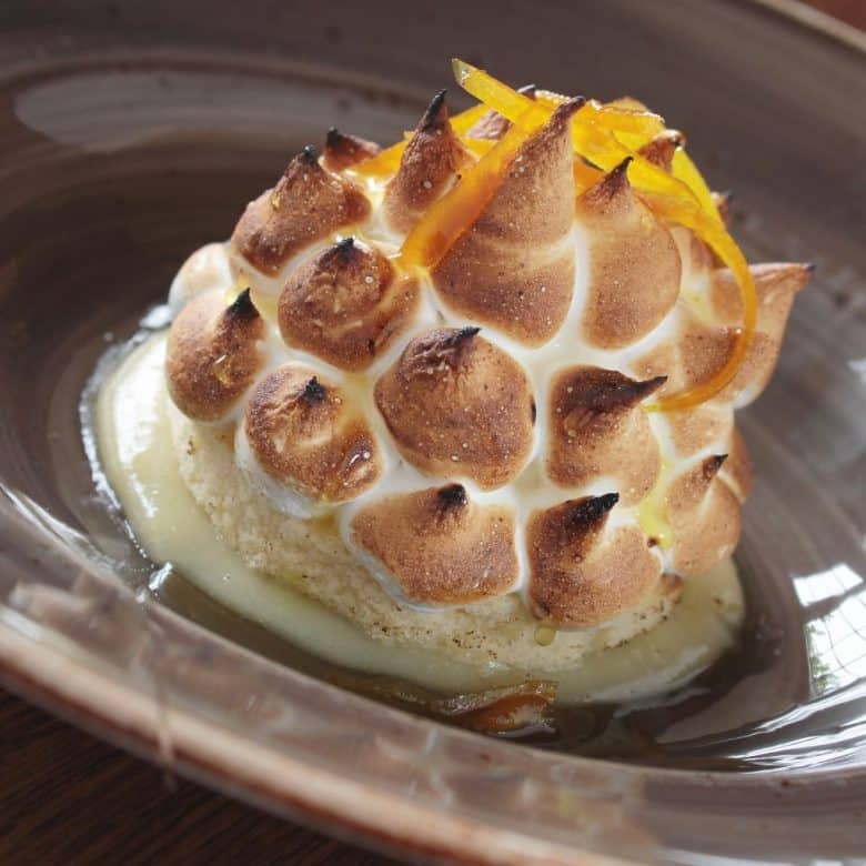 Eingebackenes Eis namens Baked Alaska aus dem Airfryer