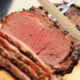 Rosa gebratenes Roastbeef in dünnen Scheiben aus dem Airfryer