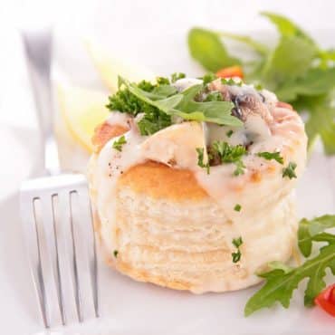 Sprøde vol-au-vent fra airfryer fyldt med rejer i sauce